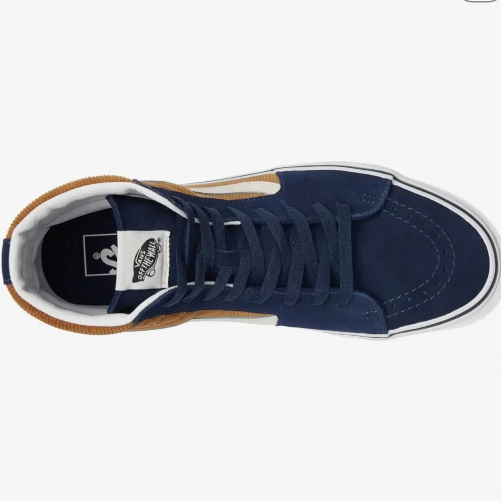 Vans WMNS Sk8-Hi
Mini Cord Blue/Brown
VN0007NS0BO
Sneakers 

CORDUROY - Picture 3 of 16